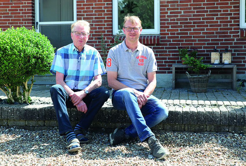 Far og søn giver hinanden plads