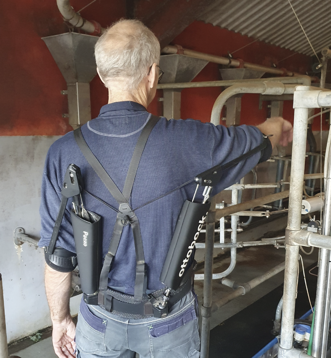 Exoskelet og hjælp holder Anders Nielsen på gården